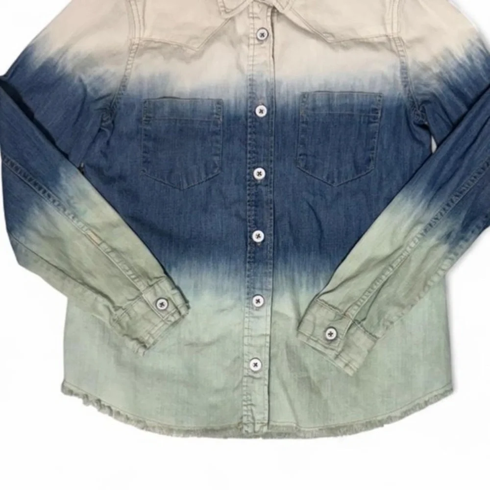 Free People Ombre Denim Jacket XS Blue Chambray Raw Hem Button Shirt Jacket Chic - Picture 6 of 9